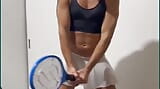 Atraente crossdresser em vestido curto joga tênis com paixão e charme feminino snapshot 1