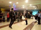 Chica circasiana bailando en tacones altos y vestido corto snapshot 3