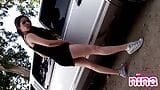 Lesben Nina strippt neckend bei der Limousine snapshot 3