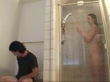 Il compagno era seduto sulla sedia ed è diventato molto lussurioso guardando la ragazza sotto la doccia snapshot 3