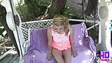 Little Taylor se masturba en primer plano al aire libre snapshot 2