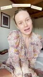 Brie Larson em casa em um vestido floral snapshot 4