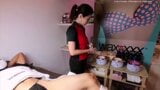 Uomo cinese che fa la ceretta al corpo - educazione alla salute snapshot 2