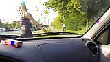 Une blonde super sexy d'Allemagne suce une bite bien dure dans la voiture snapshot 1