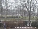 Queeny Love наклонилась в черных колготках snapshot 1