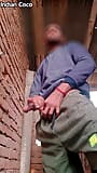 Budak miang berisiko melancap di luar di tangga snapshot 4