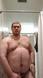 Un mec jouit dans la douche de la salle de sport snapshot 1