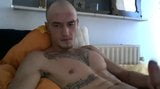 Un skinhead sexy s'enfile une énorme dose snapshot 1