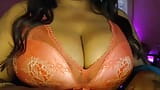 Bhabhi, loca con el jugo de la juventud caliente, disfruta abriendo su sujetador y mostrando sus tetas a través del sari. snapshot 5