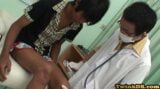 Aziatische dokter vingert en barebacks twinkelen in missionaris snapshot 2