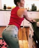 Miley Cyrus shaking her ass in tight jeans snapshot 3