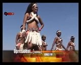 Video musical de tetas africanas en topless snapshot 1