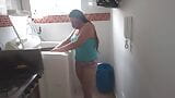 Geile slet stiefzus met gigantische cameltoe pronkt met haar enorme cameltoe in de keuken. snapshot 9