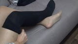 Une adolescente sexy en collants porte des chaussettes aux genoux et montre ses pieds snapshot 6