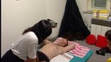 2 Thai massage therapists massieren Cameramann snapshot 4