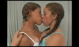 Las niñas profundo besos 22633 snapshot 2