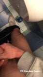 Twink neuken in het openbare toilet snapshot 6