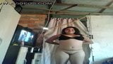 Latina, jonge, brunette en hete vrouw die zich uitkleden snapshot 9