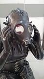 dildo-halsfick unter der Gasmaske snapshot 3