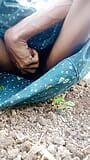 Vesnická holka přistižena na zahradě s obrovským velkým pérem při masturbaci snapshot 4