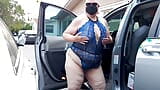 Heiße geile sSBBW milf mit dickem arsch öffentlich im auto mit schwarzem typen erwischt, muschi leckt und fickmaschine snapshot 3