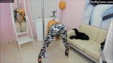 Fitness loira flexionando o abdômen na webcam snapshot 8