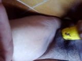 Milf si masturba usando la banana snapshot 2