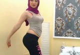 Сексуальная арабская мусульманка танцует в хиджабе snapshot 4