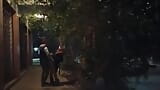 Riskabelt offentligt sex utomhus som blinkar hennes fitta på Argentinas gator snapshot 4