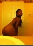 Zwart meisje naakt in de badkamer. snapshot 3