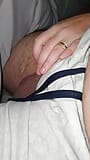 Stiefmutter zog stiefsohn-schwanz aus seiner hose und handjob heraus snapshot 3