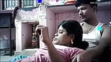 Dona de casa indiana está brincando com seus peitos grandes snapshot 15