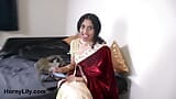 Geile indische stiefmutter verführt ihren stiefsohn virtuell vor der webcam-show snapshot 2