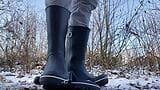 Kleine süße Gummistiefel mit Füßen getreten snapshot 2