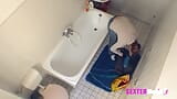 Сексуальная пухлая трахает себя в ванной в любительском видео snapshot 2
