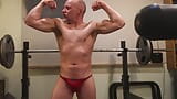 Muscle Daddy uốn cong và tạo dáng và bôi dầu lên, tự tôn thờ cơ bắp lớn của mình với rất nhiều lời nói snapshot 1