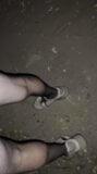 Caminando de noche en pantimedias cerca de la carretera adolescente sin pantalones snapshot 9