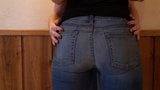 Heiße Lesben küssen sich in Jeans snapshot 5