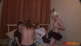 18 videoz - violetta - striptease en casa y fiesta de sexo snapshot 2