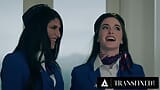 Transfixed - trans stewardess Zariah Aura neukt hete collega Hazel Moore tijdens vertraagde vlucht snapshot 2