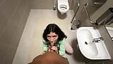 Elle m'a demandé de la baiser dans les toilettes publiques du centre commercial - je ne pouvais pas refuser snapshot 7