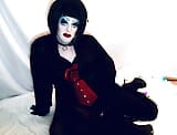 Sissy Drag Queen dans un maquillage lourd joue avec des plugs a fesses, cul à bouche snapshot 3