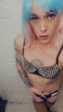 Carina ragazza cosplay di lingerie si toglie il reggiseno e si masturba snapshot 1