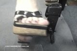 Gaspedal, Footjobs, Shoejobs, Korken Teil 1 snapshot 1