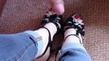 Masturbandosi su piedi sexy e scarpe nere snapshot 14