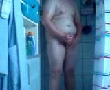 Un vrai garçon amateur prend une douche et se masturbe snapshot 9