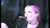 Annie Vox Zigarre mit rosa Haaren. snapshot 18
