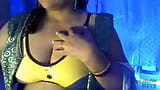 Une bhabhi canon et sexy exhibe ses beaux seins en gardant son soutien-gorge sous ses seins snapshot 2