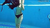 Azione nudista in piscina dalla sexy latina andreina snapshot 4