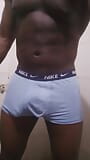 筋肉質の黒人ナイジェリア人男がバスルームでぎくしゃくしている。 snapshot 3